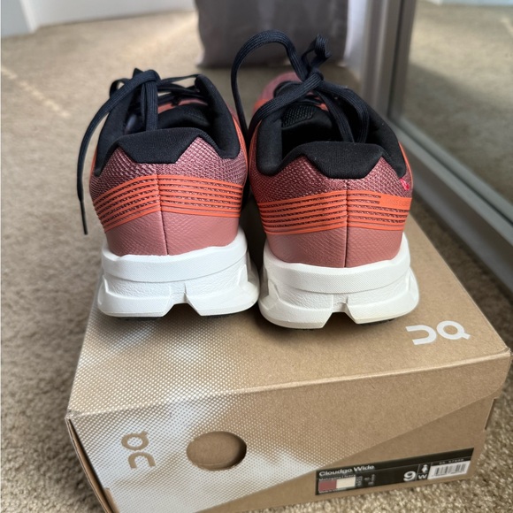 On Running' CloudGo Wide Shoes - Picture 6 of 13